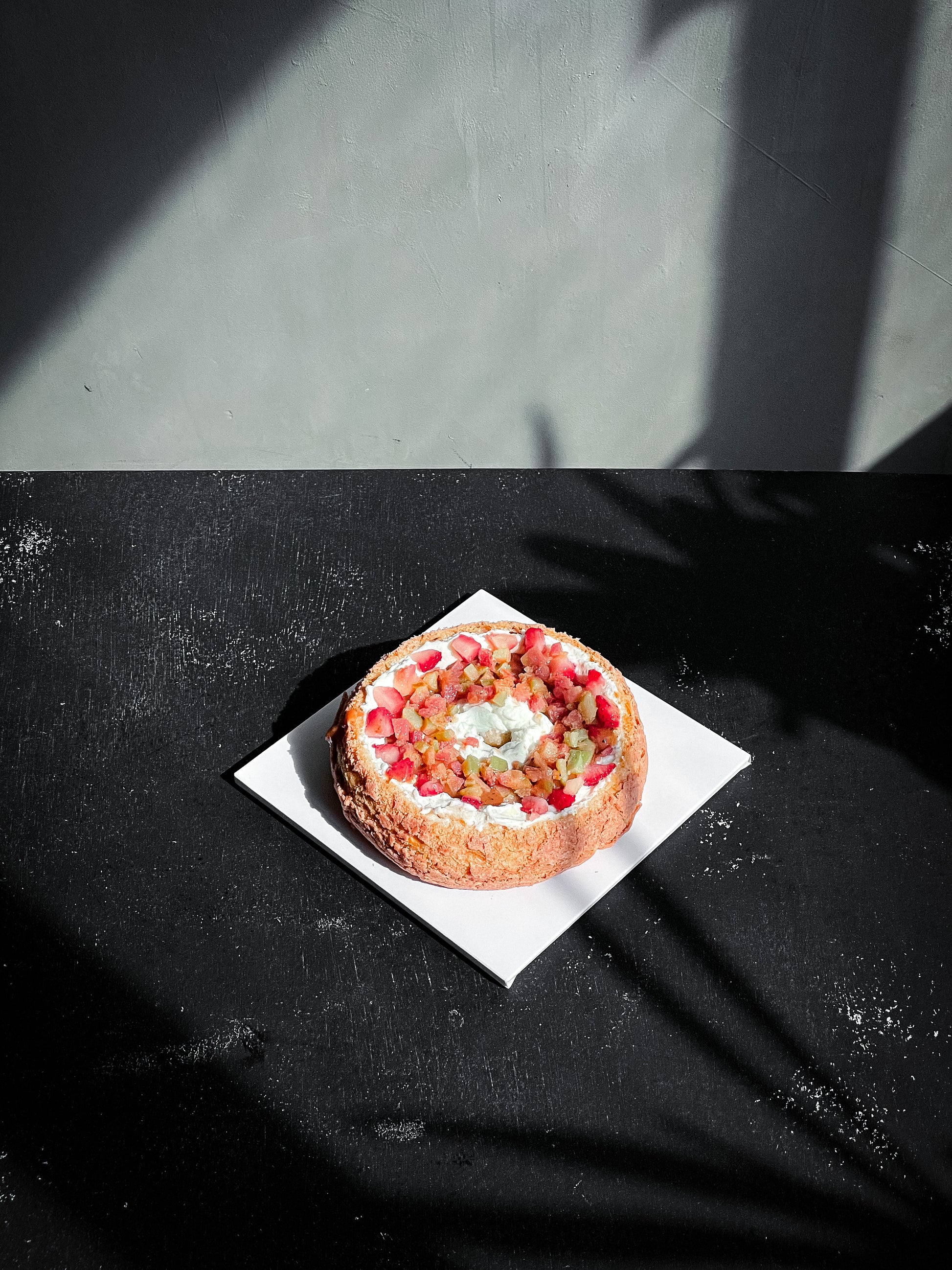 Fresh ripe guava fruit from Kaki Desserts, showcasing vibrant green skin and pink flesh with seeds inside.