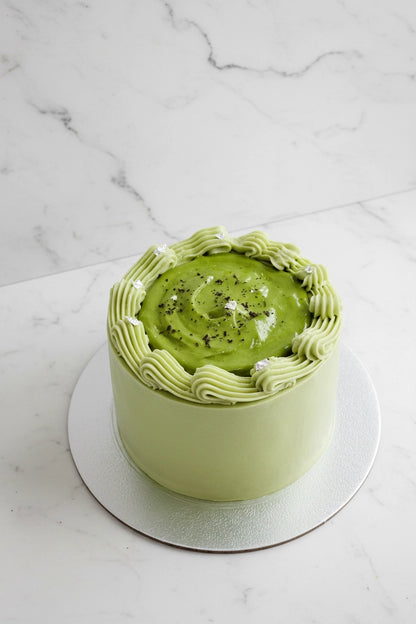 Kaki Desserts bespoke matcha scroll cake with marble design, showcasing a beautifully crafted green tea-flavored dessert.